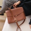 Dámska kabelka s klopou 27 x 21 x 11 cm z umelej kože Horné uško a nastaviteľný popruh Nosí sa v ruke aj cez rameno Minimalistický vzhľad 7