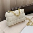 Dámská kabelka s klopou a masivním zlatým řetězem Proplétaný vzor ze širokých pásů Řetězový popruh přes rameno 23 x 15 x 6 cm PU kůže 1
