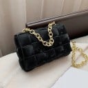 Dámská kabelka s klopou a masivním zlatým řetězem Proplétaný vzor ze širokých pásů Řetězový popruh přes rameno 23 x 15 x 6 cm PU kůže 2