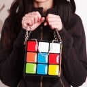 Dámska kabelka v tvare farebnej kocky Lesklý povrch z umelej kože Kovové reťazové uši Víko na zips Rozmery 14,5 x 14,5 x 14,5 cm 4