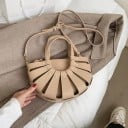 Dámska kabelka v tvare vejára s prostrelenými pruhmi Dve krátke ucha Dlhý nastaviteľný popruh cez rameno Umelá koža PU 27 x 17 x 10 cm 1
