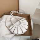 Dámska kabelka v tvare vejára s prostrelenými pruhmi Dve krátke ucha Dlhý nastaviteľný popruh cez rameno Umelá koža PU 27 x 17 x 10 cm 2
