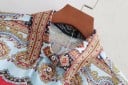 Dámska košela s dlhým rukávom a ornamentálnym vzorom Červený stred so svetlomodrým rámom Čierny spodný lem Polyester a hodváb 3