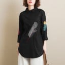 Dámska košilová blúza s vyšívaným pierkom Dlhší strih so zaobleným lemom Trojštvrťové rukávy s farebnými pierkami Klasický golier 2