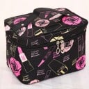 Dámská kosmetická taška ve tvaru kufříku s rukojetí Dvojitý zip po obvodu Materiál polyester Rozměry 16 x 15 x 23 cm Na líčidla a péči 1