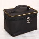Dámská kosmetická taška ve tvaru kufříku s rukojetí Dvojitý zip po obvodu Materiál polyester Rozměry 16 x 15 x 23 cm Na líčidla a péči 2