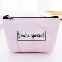 Dámská kosmetická taštička na zip s mramorovým vzorem a anglickým nápisem Malé pouzdro 12 x 9 x 3,5 cm z PU kůže Do kabelky i na cesty 4
