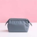 Damska kosmetyczka z szerokim otworem na kosmetyki i drobności Lichobieżnikowy kształt Zamek z metalowymi kółkami Nylon 18 x 13 x 9 cm 4