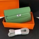 Dámská kožená crossbody kabelka s klopou a kovovým zapínáním Malá psaníčková kabelka s odnímatelným popruhem 22 x 14 x 4 cm 6