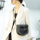 Dámska kožená crossbody kabelka v tvare polmesiaca Široký pruhovaný popruh s karabinami Zips so 2 jazdcami 19 x 19 x 13 cm 4
