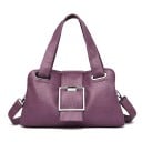Dámska kožená kabelka do ruky aj cez rameno Ozdobná štvorcová pracka Dve uši a popruh Koža a polyester Rozmery 32 x 18 x 13 cm 4