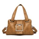 Dámska kožená kabelka do ruky aj cez rameno Ozdobná štvorcová pracka Dve uši a popruh Koža a polyester Rozmery 32 x 18 x 13 cm 3
