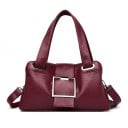 Dámská kožená kabelka do ruky i přes rameno Ozdobná čtvercová přezka Dvě ucha a popruh Kůže a polyester Rozměry 32 x 18 x 13 cm 5