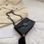 Dámska kožená kabelka s cvočkami M693 3