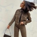Dámska krátka bunda so vzorom kohútej stopy Hnedobéžová a čierna Golier a kovové gombíky Náprsné vrecká s klopou Dlhé rukávy Polyester a spandex 4