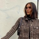 Dámska krátka bunda so vzorom kohútej stopy Hnedobéžová a čierna Golier a kovové gombíky Náprsné vrecká s klopou Dlhé rukávy Polyester a spandex 5