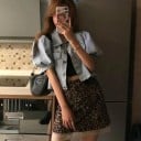 Dámská krátká džínová bunda s balonovými rukávy Přehnutý límec Náprsní kapsy s klopami Prodloužený zadní díl Bavlna a polyester Světle modrá 4