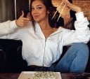 Dámska krátka mikina s kapucňou a zipsom po celej dĺžke Biele crop strih Sťahovacie šnúrky Dve predné vrecká Rebrované manžety Polyester a bavlna 5