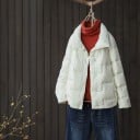 Dámská krátká péřová bunda se stojáčkem Dlouhé rukávy Zapínání na kovové knoflíky Vodorovné prošití Výplň z kachního peří Polyester 3
