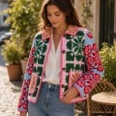 Dámska krátka prešívaná bunda na gombíky s kvetinovou výšivkou a golierom so dvoma vreckami ružová s modrými rukávmi do mesta 6