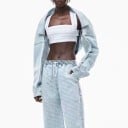 Damska krótka oversize'owa kurtka dżinsowa w jasnoniebieskim kolorze Wyrazisty szeroki kołnierz Opuszczone ramiona Długie rękawy z mankietem 1