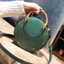 Dámská kulatá crossbody kabelka s pevným kovovým uchem Popruh na karabinkách Ozdobné prošívání a nýty PU kůže 17 x 16 x 8 cm 3