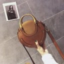 Dámská kulatá crossbody kabelka s pevným kovovým uchem Popruh na karabinkách Ozdobné prošívání a nýty PU kůže 17 x 16 x 8 cm 5