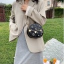 Dámská kulatá crossbody kabelka se zlatými motivy hvězd a měsíce Ozdobný řetízek se srdíčky Zlatý řetízkový popruh PU kůže 17 x 16 x 7 cm 6