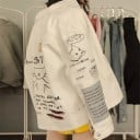 Damska kurtka dżinsowa oversize z rysunkowym nadrukiem Ilustracje i napisy na rękawach oraz plecach Kontrastowe przeszycie Duże kieszenie 6