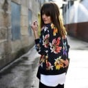Dámska ľahká bunda s kvetinovým vzorom v štýle bomber Čierne pozadie s veľkými farebnými kvetmi Žebrované manžety a spodný lem Polyester 6