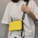 Dámská ledvinka přes rameno Pevná skořepina ve tvaru mini kufru Vodorovné drážky Lesklý povrch Zip nahoře Popruh s potiskem 18 x 12 x 6 cm 10
