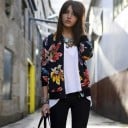 Dámská lehká bomber bunda s velkými barevnými květy na černém podkladu Žebrované manžety a spodní lem Materiál polyester a bavlna 4