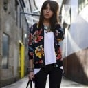 Dámská lehká bunda s květinovým vzorem ve stylu bomber Černý podklad s velkými barevnými květy Žebrované manžety a spodní lem Polyester 5