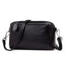 Dámská malá crossbody kabelka obdélníkového tvaru Pravá kůže se zrnitým povrchem Popruh s karabinami Zapínání na zip 17 x 10 x 5 cm 1
