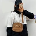 Dámská malá crossbody kabelka z manšestru s přední kapsou Zapínání na zip Nastavitelný popruh s karabinami Rozměry 19 x 15 x 8 cm 3
