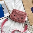 Dámská malá crossbody kabelka z manšestru s přední kapsou Zapínání na zip Nastavitelný popruh s karabinami Rozměry 19 x 15 x 8 cm 4