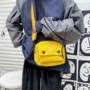 Dámská malá crossbody kabelka z manšestru s přední kapsou Zapínání na zip Nastavitelný popruh s karabinami Rozměry 19 x 15 x 8 cm 9