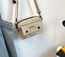 Dámska malá crossbody kabelka z manšestru s prednou kapsou Zapínanie na zips Nastaviteľný popruh s karabinami Rozmery 19 x 15 x 8 cm 1