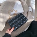 Dámska malá kabelka cez rameno z umelej kože s prešívaným kockovaným vzorom Reťazec v zlatom odtieni Uzatváranie na klopu 20 x 14 x 4 2