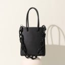 Dámska malá kabelka do ruky s ozdobným masívnym reťazom Hranatý tvar Dve ucha Umelecká koža a polyester Rozmery 16 x 19 x 6 cm 1