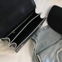 Dámská malá kabelka z umělé kůže Ozdobná spona s kamínky a perličkami Rukojeť a popruh přes rameno Kontrastní lemování 18 x 13 x 8 cm 8