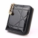 Dámska malá lesklá peňaženka z PU kože s reliéfnym geometrickým vzorom Zapínanie na zips Ozdobný prívesok s reťazkom 13 x 10 x 3 cm 1
