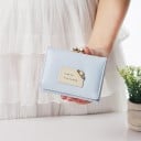 Dámska malá peňaženka s citátom Guľôčkové zapínanie v kovovom rámečku Ozdobná nášivka s perličkou PU koža a polyester 11 x 8 x 2,5 cm 2