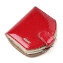 Dámska malá peňaženka z pravej kože Lesklý povrch s plastickým vzorom Kovový rámček na drobné Zapínacie pútko Zaoblený tvar 10,5 x 10,5 x 3 cm 2