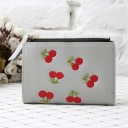 Dámska malá peňaženka z PU kože a polyesteru s vyšitými čerešňami Kapsa na zips Zapínanie na patentku Zrnitý povrch 12,5 x 9 x 2 cm 4