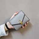 Dámska malá peňaženka z umelej kože Obálkový tvar s prekladanou klopou Zlatá kovová spona Kompaktné rozmery 12 x 9 x 2 cm 2