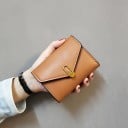 Dámska malá peňaženka z umelej kože Obálkový tvar s prekladanou klopou Zlatá kovová spona Kompaktné rozmery 12 x 9 x 2 cm 3