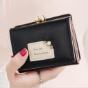 Dámská malá peněženka s citátem Kuličkové zapínání v kovovém rámečku Ozdobná nášivka s perličkou PU kůže a polyester 11 x 8 x 2,5 cm 1