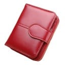 Dámská malá peněženka z lesklé PU kůže Kompaktní formát 11,5 x 9 x 3,5 cm Zapínání na zip Přední poutko Prošívaný design Do kabelky 2