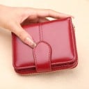 Dámská malá peněženka z lesklé PU kůže Kompaktní formát 11,5 x 9 x 3,5 cm Zapínání na zip Přední poutko Prošívaný design Do kabelky 9